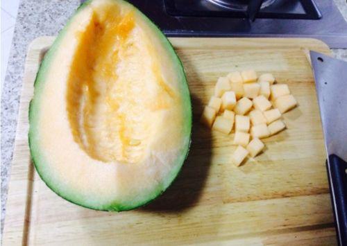 吃哈密瓜拉丝,夏日清凉美食新体验